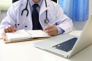 O médico pode continuar exercendo suas funções após a aposentadoria?
