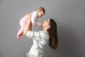 Mãe Adotiva Tem os Mesmos Direitos? Salário-Maternidade e Licença para Casais Adotantes