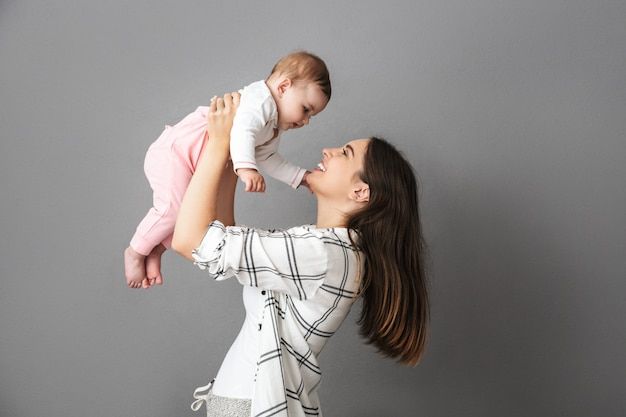 Mãe Adotiva Tem os Mesmos Direitos? Salário-Maternidade e Licença para Casais Adotantes