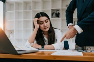 Assédio Moral no Ambiente de Trabalho: Identificação, Combate e Seus Direitos à Dignidade e Saúde